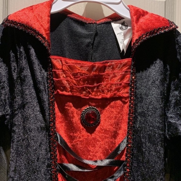 VEUC Girl’s Spirit Halloween Vampiress Costume - size Youth L with crown & mask - Picture 5 of 17